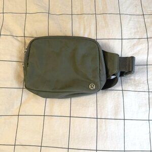Lululemon Everywhere belt bag